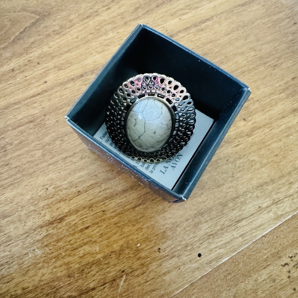 Medallion Ring Gold Tone Oval Cream Stone Statement Vintage Size 6 Avon Avanti - Picture 4 of 7
